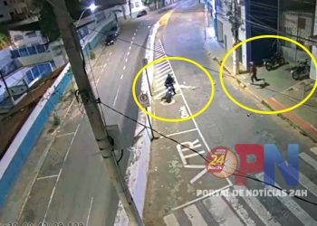 [Cachoeiro] Menores são flagrados tentando furtar moto em frente à prefeitura e são apreendidos