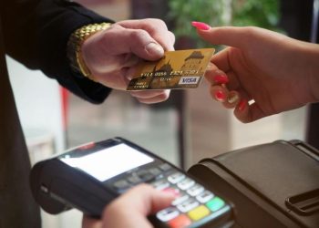 Em 12 meses, 186 mil capixabas saem do vermelho