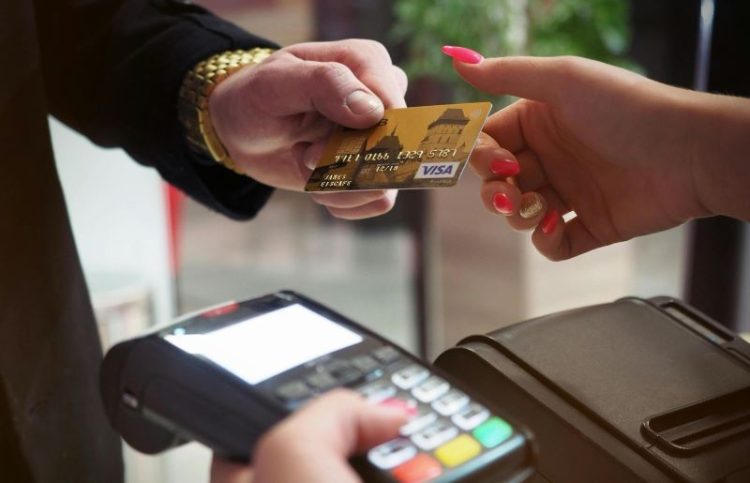 Em 12 meses, 186 mil capixabas saem do vermelho