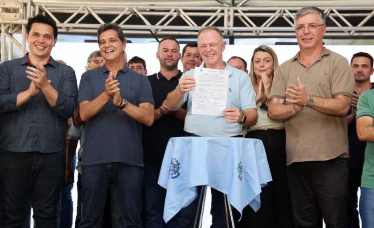 [Castelo] Estado inaugura calçamento rural em Forno Grande e anuncia mais investimentos no município