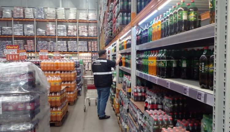 Procon e Vigilância Sanitária fiscalizam supermercados de Cachoeiro