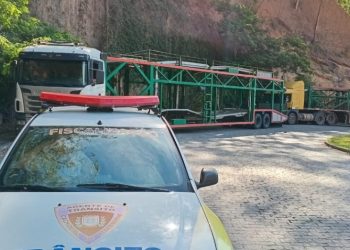 [Cachoeiro] Prefeitura retira caminhões cegonha da Avenida Francisco Lacerda de Aguiar