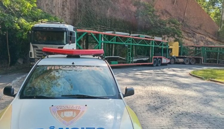 [Cachoeiro] Prefeitura retira caminhões cegonha da Avenida Francisco Lacerda de Aguiar