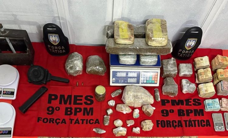 [A casa caiu] PM realiza grande apreensão de drogas no Vila Rica, em Cachoeiro