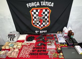 [Cachoeiro] PM apreende drogas, armas e dinheiro no bairro Zumbi