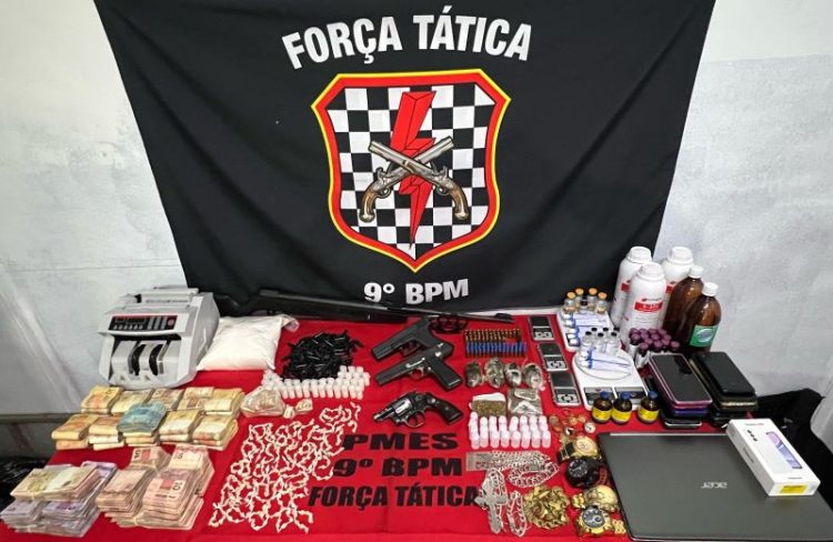 [Cachoeiro] PM apreende drogas, armas e dinheiro no bairro Zumbi