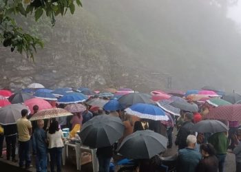 [Muniz Freire] Debaixo de chuva, centenas de fiéis celebraram o Dia Mundial da Água, em Piaçu
