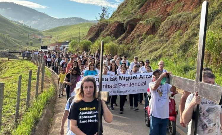 [Guaçuí] Caminhada Penitencial até distrito de São Tiago reuniu centenas de fiéis