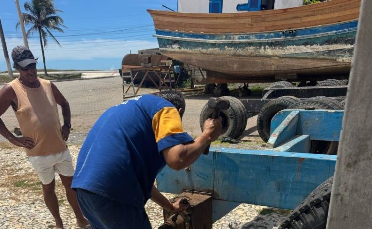 [Marataízes] Prefeitura faz manutenção de carretas para atender pescadores