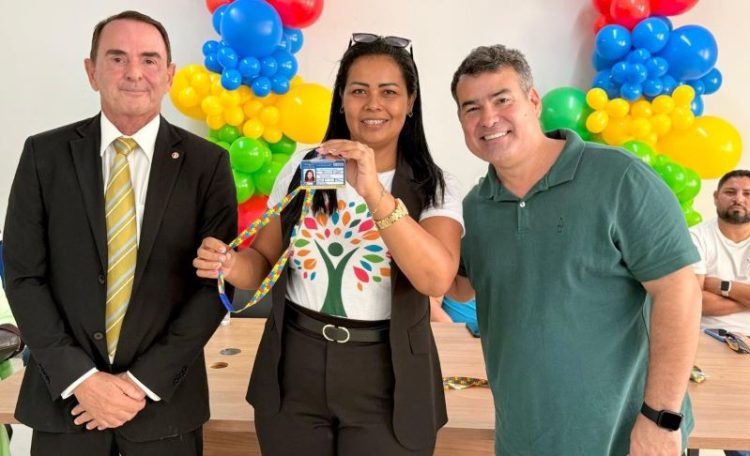 Autistas de Marataízes recebem primeiras 10 Carteiras de Identificação