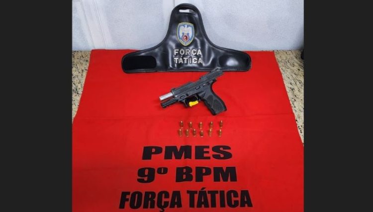 [Cachoeiro] Força Tática apreende arma de fogo em automóvel, no Santa Cecília