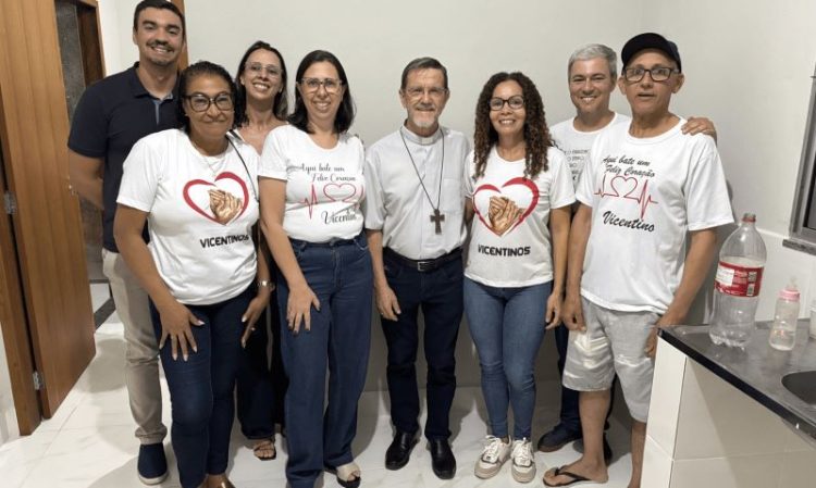 [Alegre] Voluntários católicos constroem casa para família carente