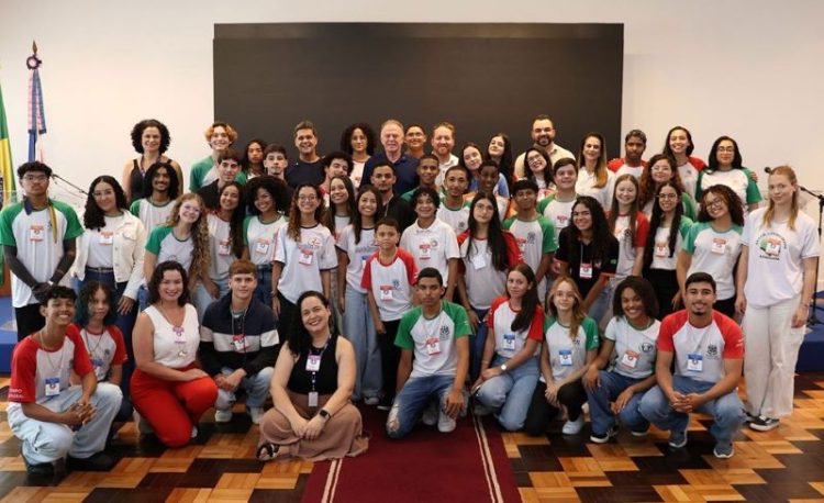 Governador recebe Comitê Estadual de Líderes de Turma 2025