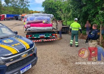 [BR-101] PRF recupera carga saqueada de carreta tombada em Iconha
