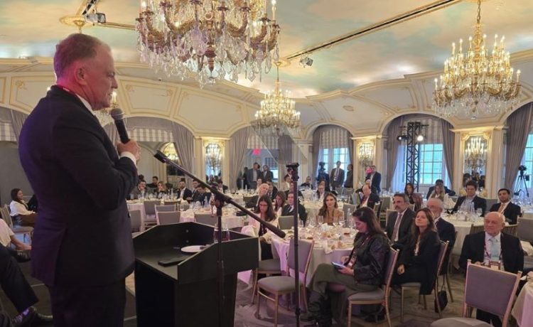 Casagrande apresenta Programa Estado Presente em evento nos Estados Unidos