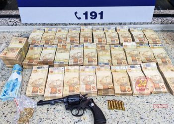 [Guarapari] PRF apreende arma de fogo, R$ 172 mil em espécie e jóias durante fiscalização