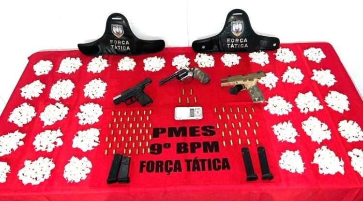 [Cachoeiro] Força Tática apreende armas e mais de mil papelotes de cocaína no Valão