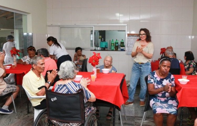 Celebrando o Dia das Mães, Norma Ayub faz programação especial em asilos de Cachoeiro