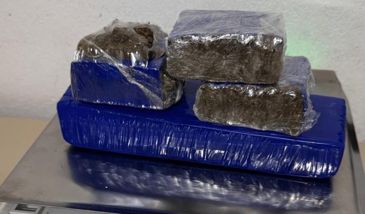 [Cachoeiro] PM apreende drogas e prende três pessoas por tráfico em Soturno