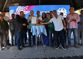 [Guarapari] Casagrande autoriza pavimentação de rodovia e serviço de teleconsultas em saúde mental