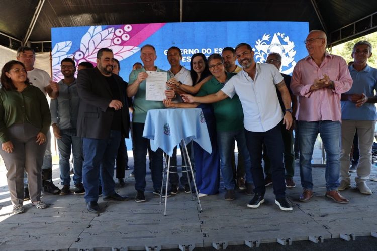 [Guarapari] Casagrande autoriza pavimentação de rodovia e serviço de teleconsultas em saúde mental