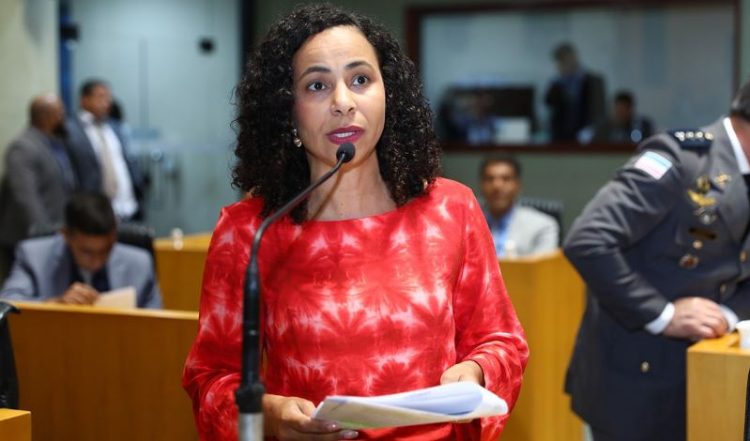 Deputada do Psol propõe lei que determina jornada de 40 horas em contratação do Poder Público Estadual