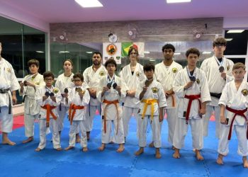 [Karatê] Academia de Cachoeiro fatura três ouros, oito pratas e um bronze em competição estadual