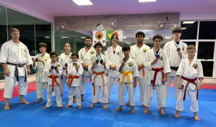 [Karatê] Academia de Cachoeiro fatura três ouros, oito pratas e um bronze em competição estadual