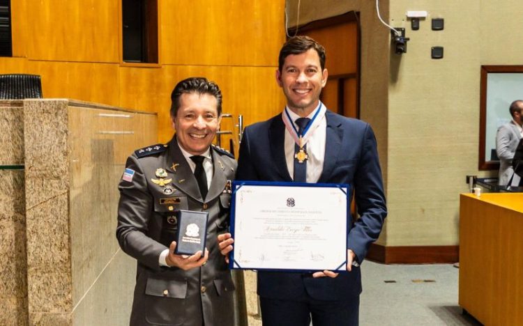 Arnaldinho recebe a maior honraria da Assembleia Legislativa do Espírito Santo