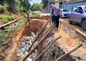 [Cachoeiro] Prefeitura realiza limpeza e desassoreamento do córrego do bairro Coramara