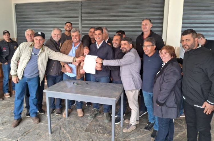 [Vargem Alta] Ricardo Ferraço anuncia pavimentação de estrada entre Pombal de Cima e Fruteiras