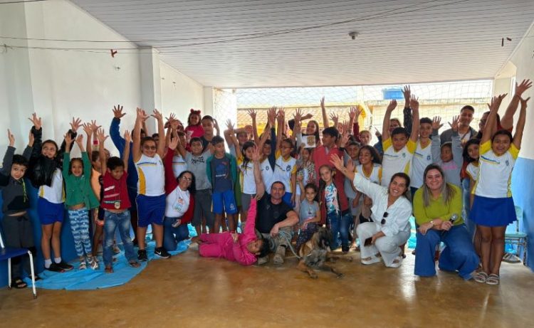 [Marataízes] Projeto “Agente Canino nas Escolas” aproxima forças policiais e comunidade escolar