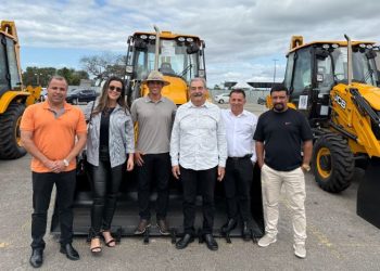 [Marataízes] Prefeitura recebe retroescavadeira para reforçar a agricultura local