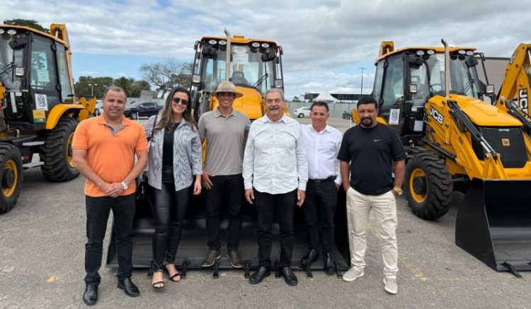 [Marataízes] Prefeitura recebe retroescavadeira para reforçar a agricultura local