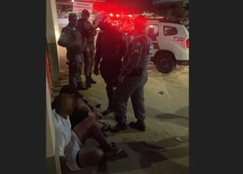[Cerco fechado] Policiais prendem quatro e recuperam veículo roubado, em Cachoeiro