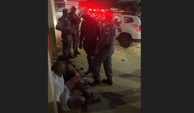 [Cerco fechado] Policiais prendem quatro e recuperam veículo roubado, em Cachoeiro