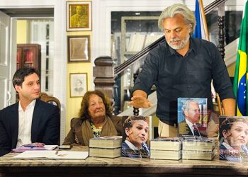 Romulo Felippe faz lançamento acadêmico da biografia de Theodorico Ferraço