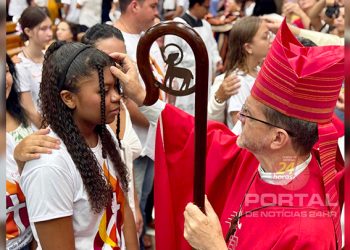 [Crisma] 140 fiéis renovam o batismo em Piúma