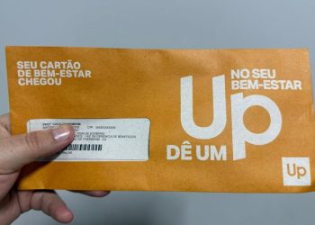 Prefeitura de Cachoeiro inicia entrega dos cartões do tíquete-alimentação dos servidores