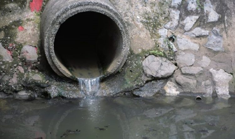 BRK joga por quatro dias todo esgoto de Cachoeiro no Rio Itapemirim. Prefeitura reage e multa concessionária