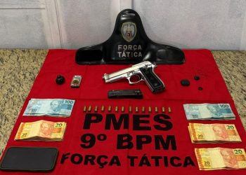 [Disk Drogas] Traficante é preso com armas, munição e drogas no bairro Aquidabã