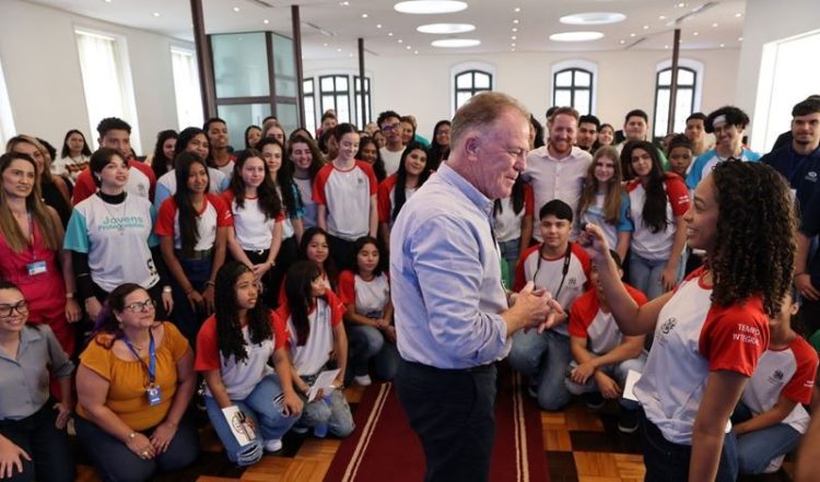 Casagrande recebe estudantes para entrevista coletiva no Palácio Anchieta