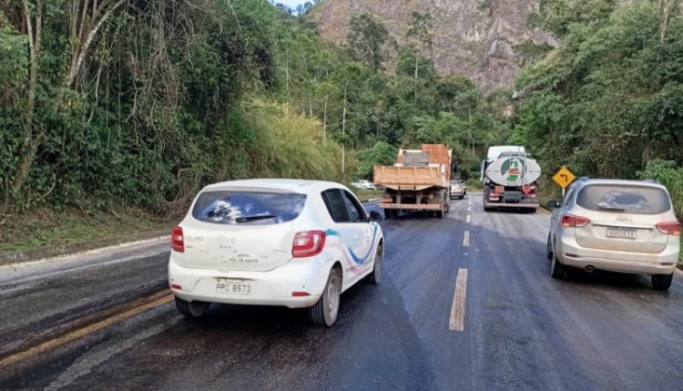 [Muniz Freire] Rodovia ES-181 é liberada após acidente com caminhão tanque