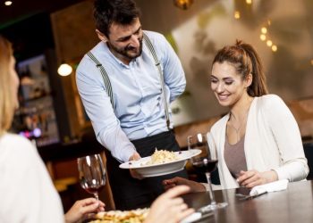 Setor de serviços lidera criação de empregos formais no estado