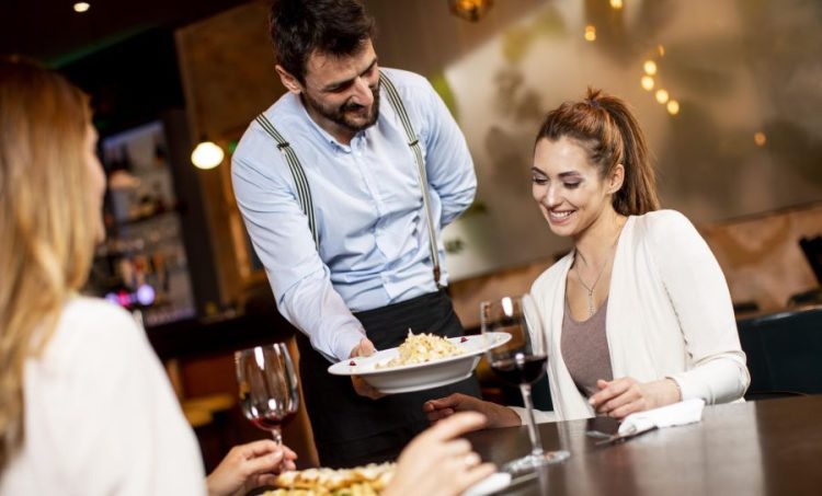 Setor de serviços lidera criação de empregos formais no estado