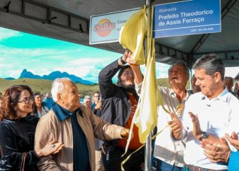 Selita presta homenagem a Ferraço em celebração aos 87 anos da cooperativa