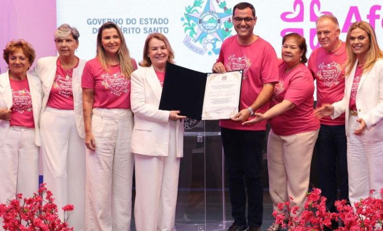 Outubro Rosa: Dr. Bruno Resende entrega à Afecc a lei que a declara de utilidade pública