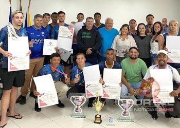 [Marataízes] Prefeitura homenageia campeões estaduais de futsal do bairro Santa Rita