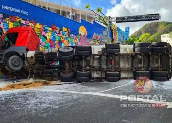 Carreta com ureia tomba e interdita avenida em Vitória; motorista ficou ferido