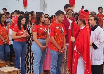 Dom Luiz Fernando ministra Crisma para 54 fiéis em Dores do Rio Preto